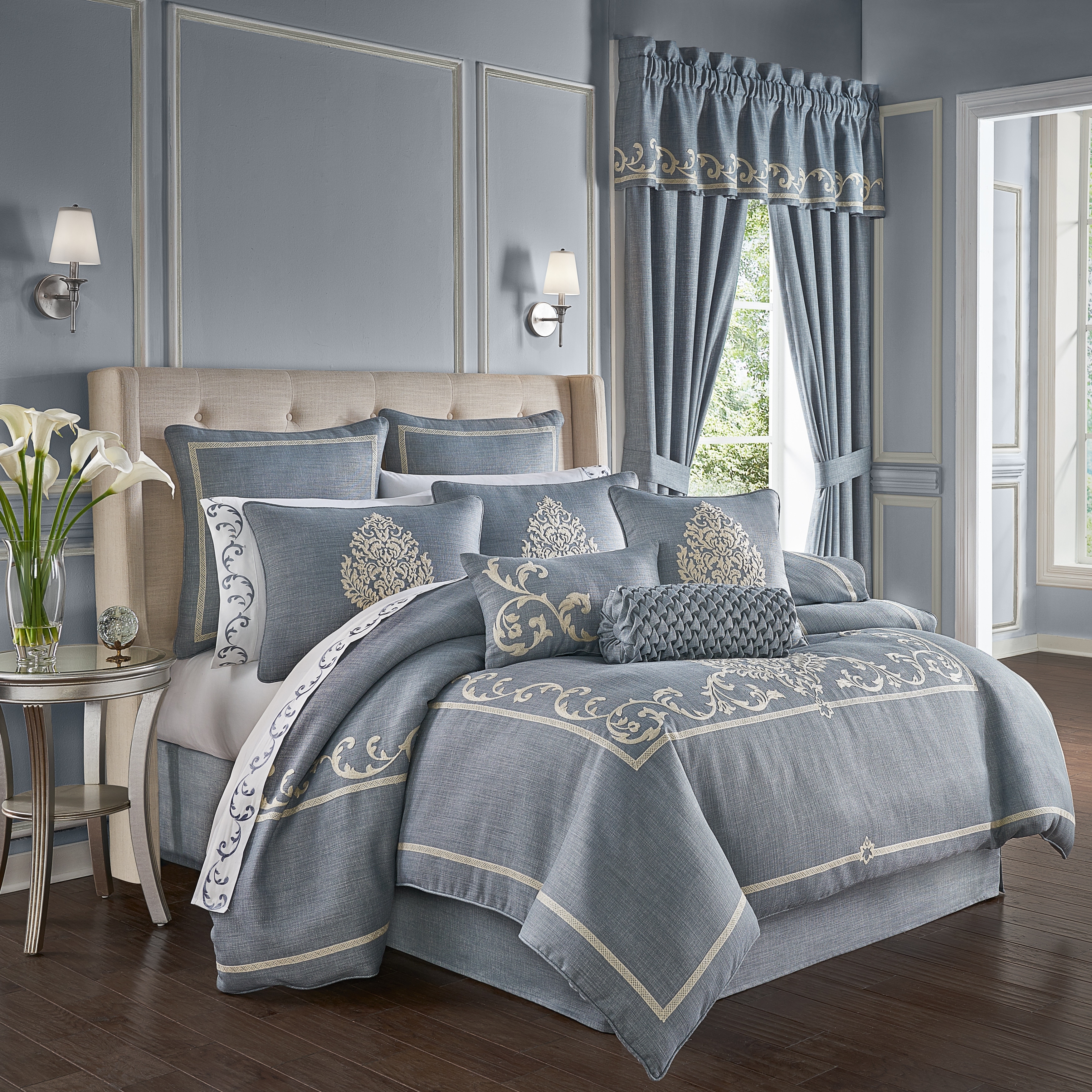J. Queen New York Aurora Comforter Set