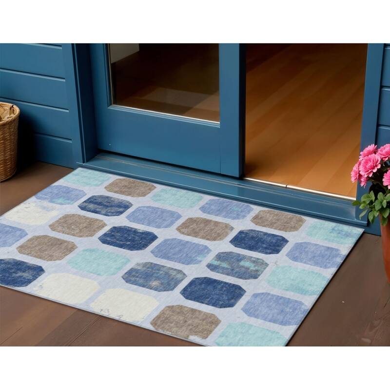 HomeRoots Geometric Transitional Rectangle Outdoor Rug - 3' x 5'