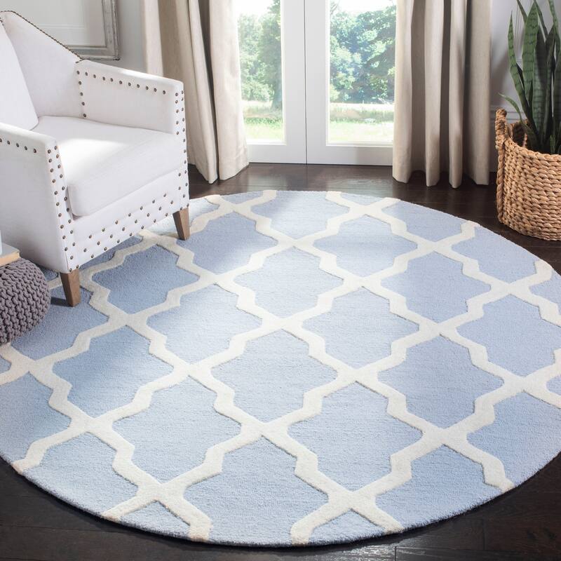 SAFAVIEH Handmade Cambridge Eirny Moroccan Trellis Wool Rug - 6' Round - Light Blue/Ivory