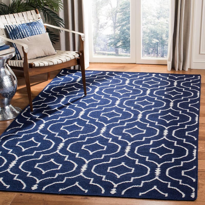SAFAVIEH Handmade Flatweave Dhurries Lamprini Modern Moroccan Wool Rug - 5' x 8' - Navy/Ivory