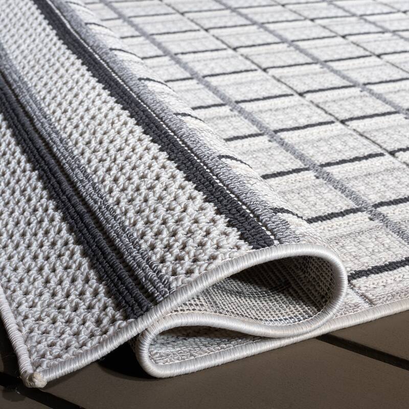 SAFAVIEH Veranda Tiziana Washable Indoor/Outdoor Rug - Weather Resistant & Easy Cleaning