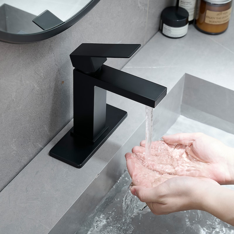 Single-handle Bathroom Sink Faucet with Drain and Deckplate