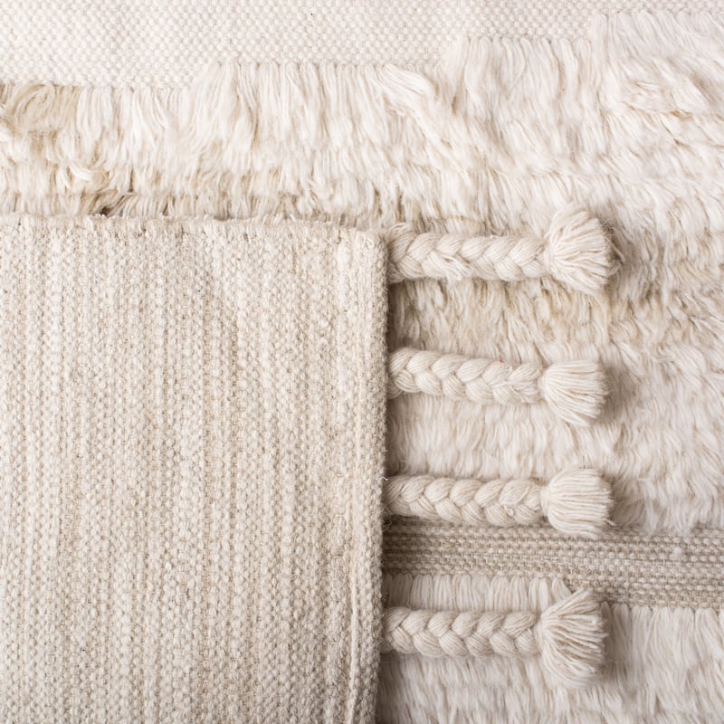 SAFAVIEH Handmade Kenya Costina Wool Tassel Rug