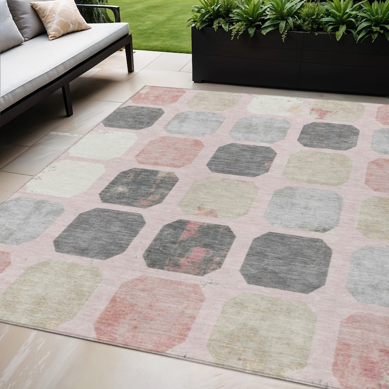 HomeRoots Geometric Transitional Rectangle Outdoor Rug - 5' X 8'