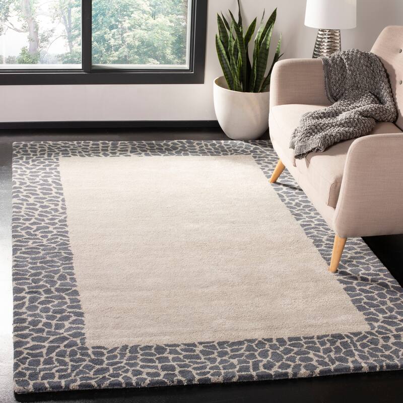 SAFAVIEH Handmade Soho Giselle Border N.Z. Wool Rug - 5' x 8' - Silver/Grey