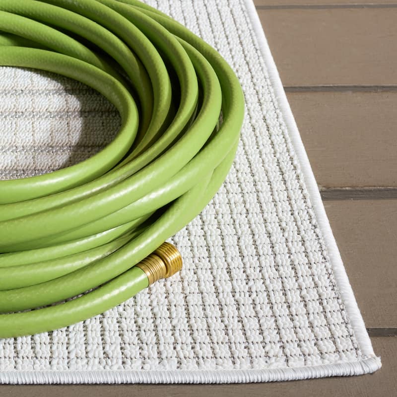 SAFAVIEH Veranda Bohdana Washable Indoor/Outdoor Rug - Weather Resistant & Easy Cleaning