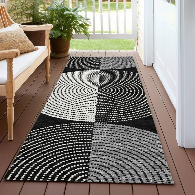 Machine Washable Indoor/ Outdoor Casual Circles Chantille Rug - Black - 2'3" x 7'6"