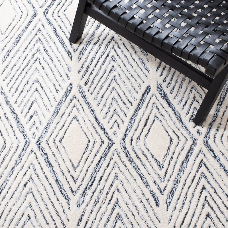 SAFAVIEH Handmade Abstract Mariken Diamond Wool Rug
