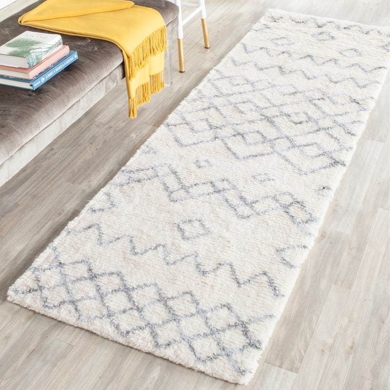 SAFAVIEH Handmade Casablanca Shag Dalma Tribal Wool Rug - 2'3" x 8' Runner - Ivory/Blue