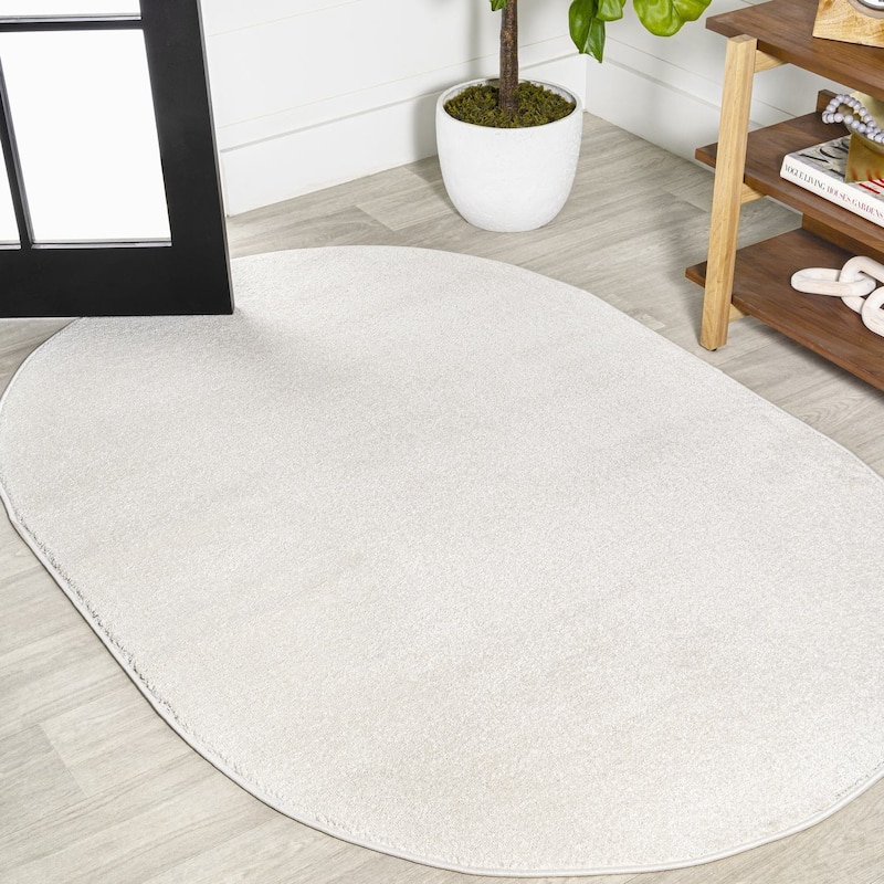 JONATHAN Y Tumbling Solid Low-Pile Area Rug - 4 X 6 Oval - Cream