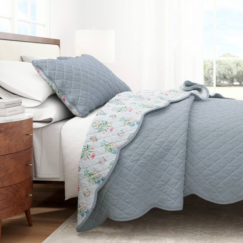Linery & Co. Cotton Stitched Reversible Floral 3 Piece Scalloped Quilt and Sham Set - Thriving Flowers - Twin
