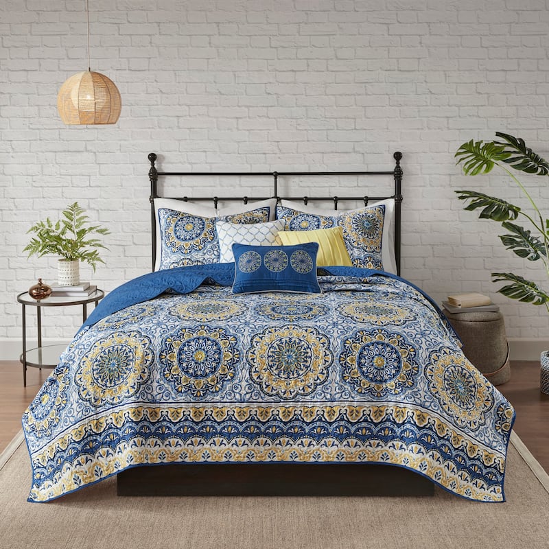 Madison Park Tangiers 6 Piece Reversible Quilt Set with Throw Pillows