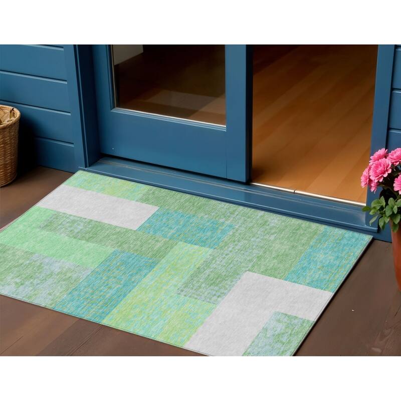 HomeRoots Geometric Transitional Rectangle Outdoor Rug - 3' x 5'
