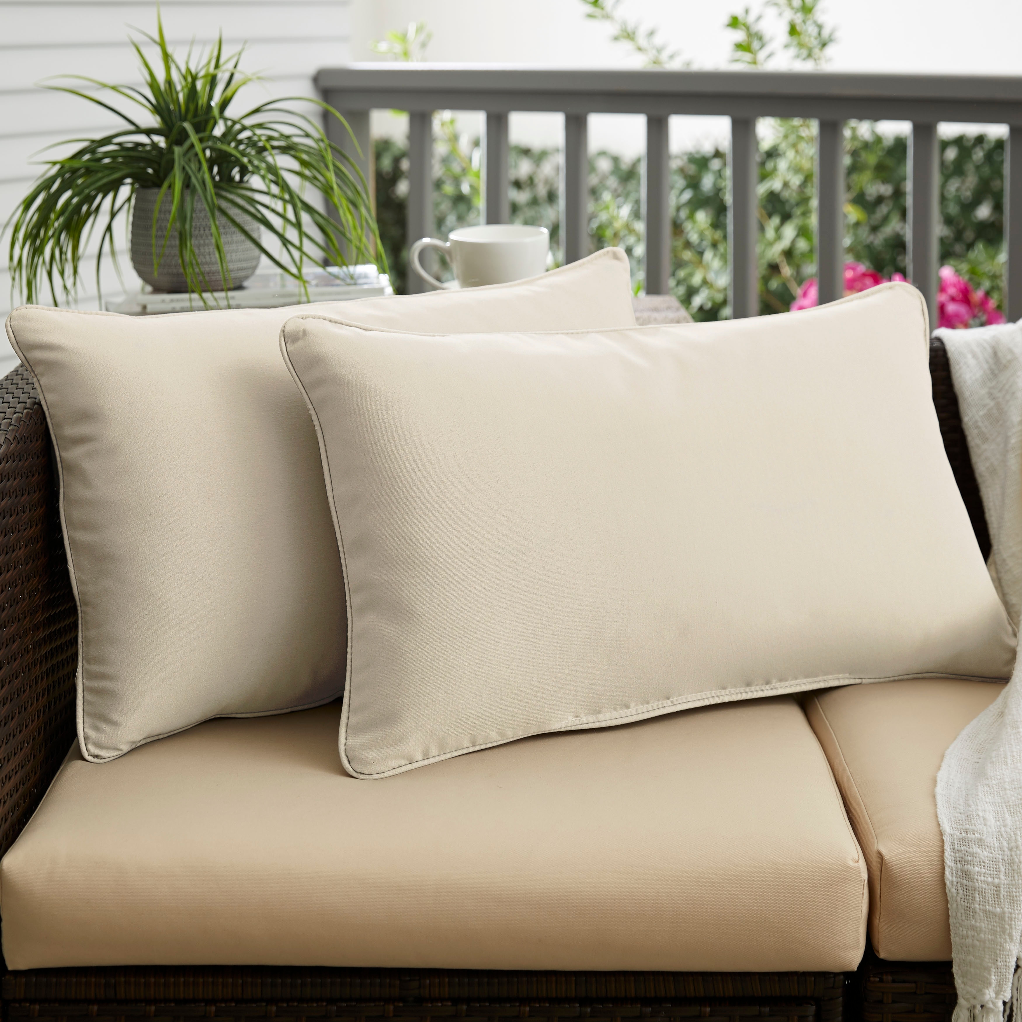 Ivory Indoor/ Outdoor Pillow Set