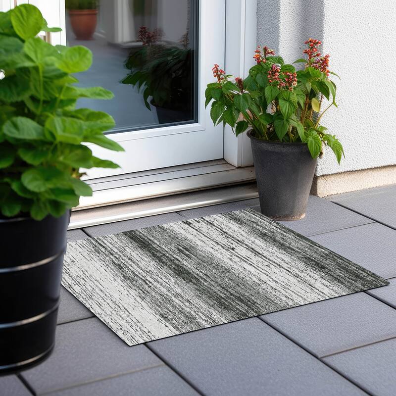 Machine Washable Indoor/ Outdoor Chantille Ombre Rug - Black - 1'8" x 2'6"