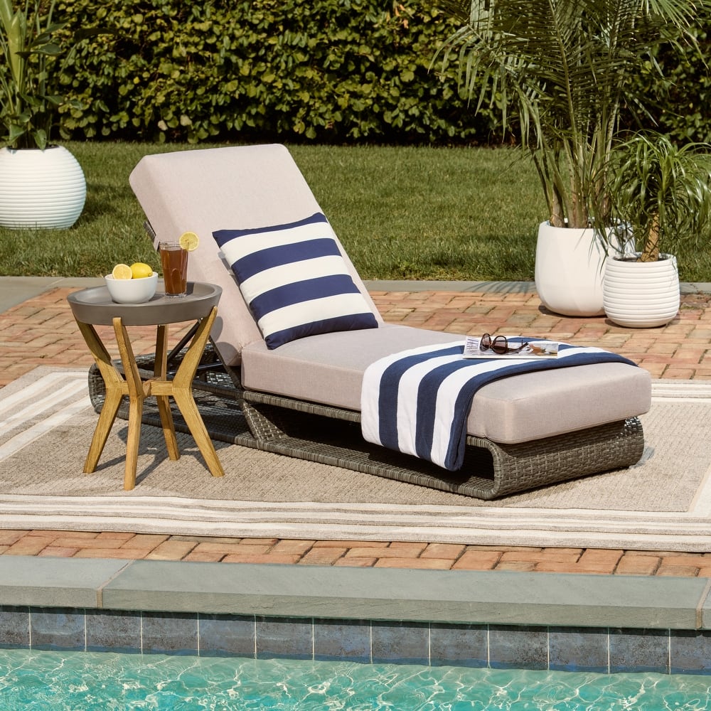 SAFAVIEH Outdoor Vale Chaise Lounge Chair with Cushion - 24"W x 78"D x 31"H