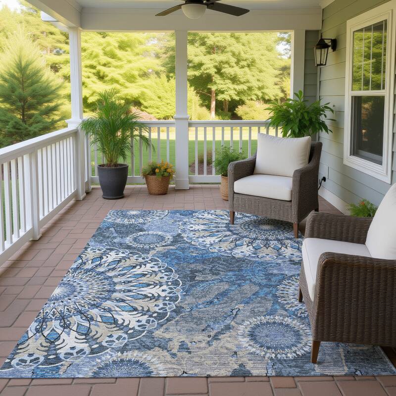 Machine Washable Indoor/ Outdoor Traditional Pinwheel Chantille Rug