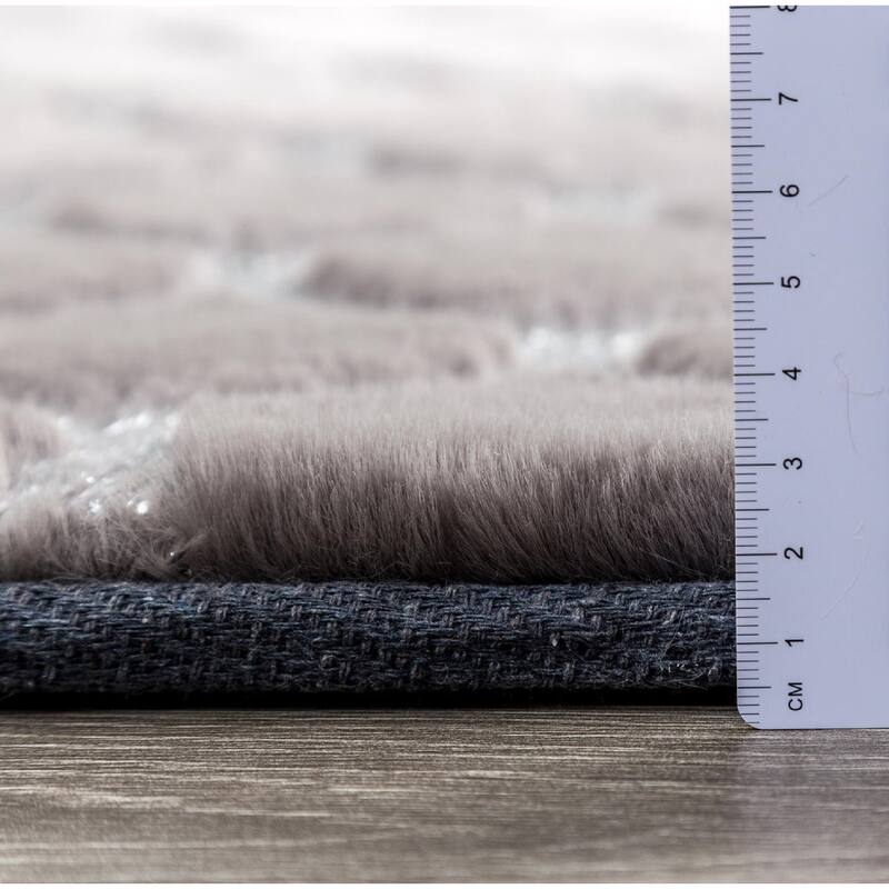 Chryso Collection Faux Fur Rug with Foil