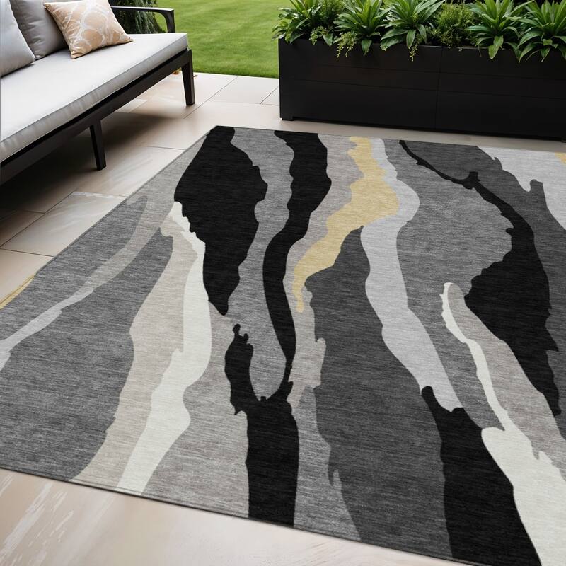HomeRoots Abstract Transitional Rectangle Outdoor Rug - 5' X 8'