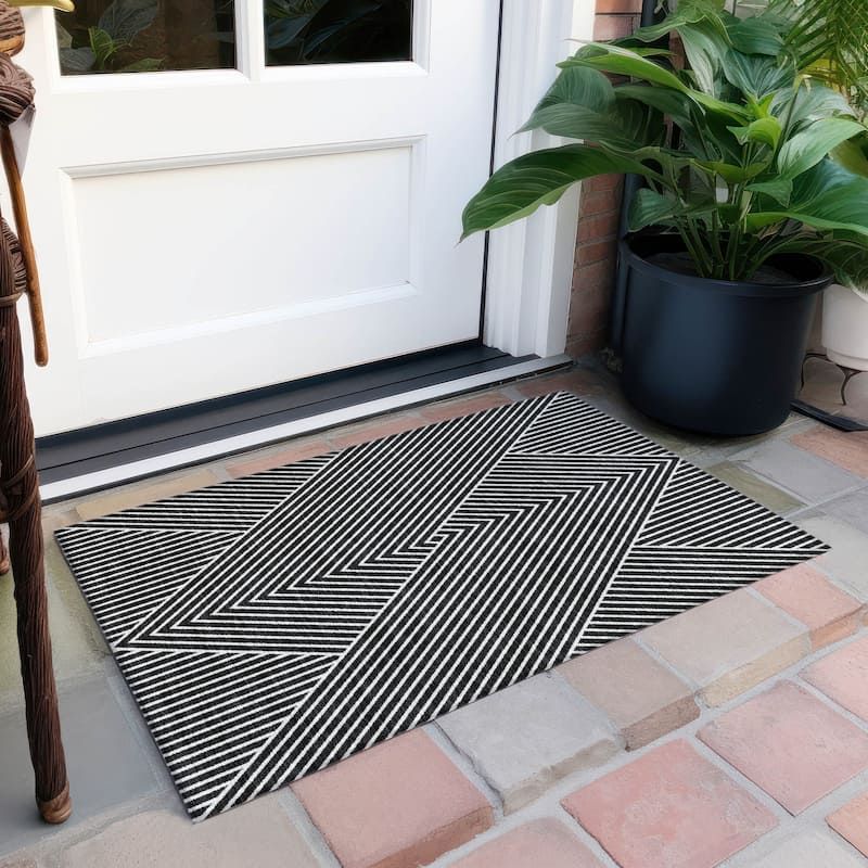 Machine Washable Indoor/ Outdoor Modern Geo Chantille Rug - Black - 1'8" x 2'6"