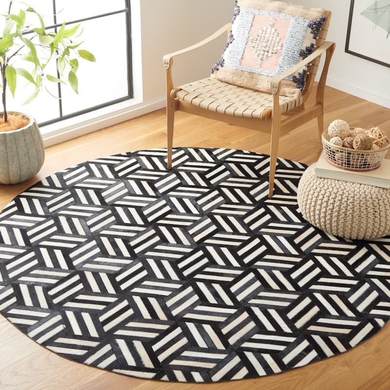 SAFAVIEH Handmade Studio Leather Farrah Modern Leather Rug - 6' Round - Ivory/Black