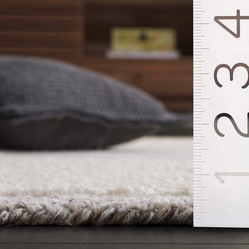SAFAVIEH Handmade Abstract Saerin Wool Rug