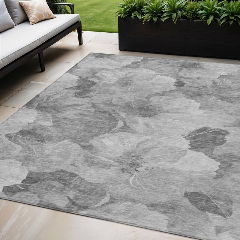 HomeRoots Floral Transitional Rectangle Outdoor Rug - Grey/Silver - 5' X 8'