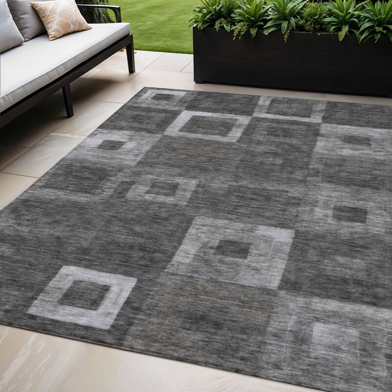 HomeRoots Geometric Transitional Rectangle Outdoor Rug - 5' X 8'