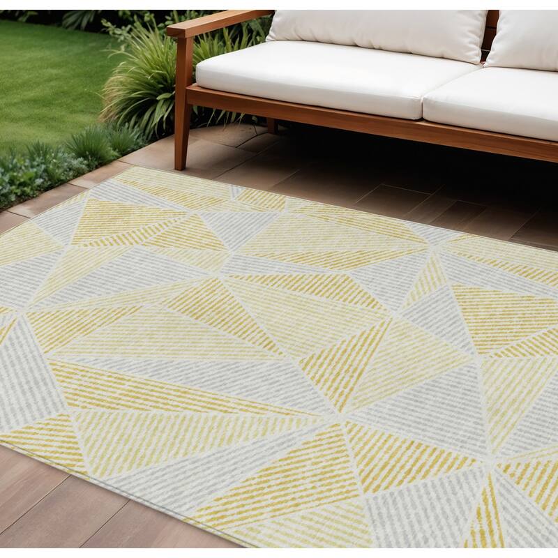 HomeRoots Geometric Transitional Rectangle Outdoor Rug - 8' X 10'