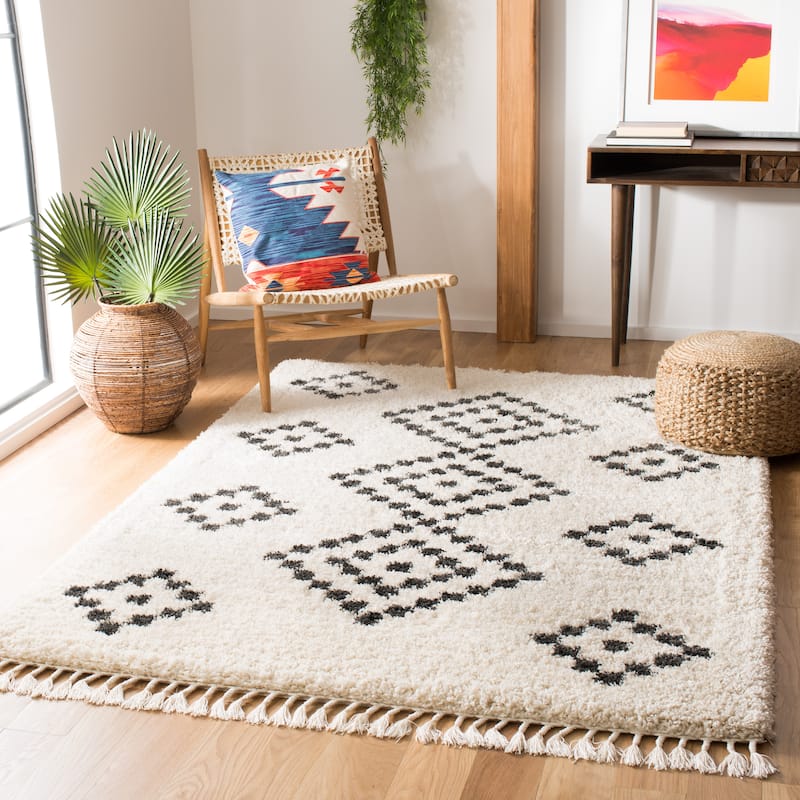 SAFAVIEH Moroccan Fringe Shag Laurine 2-inch Thick Rug - 4' x 6' - Cream/Charcoal