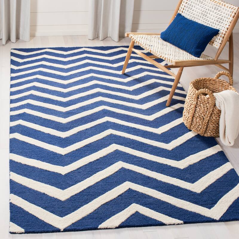 SAFAVIEH Handmade Cambridge Terttu Chevron Wool Rug - 4' x 6' - Navy/Ivory