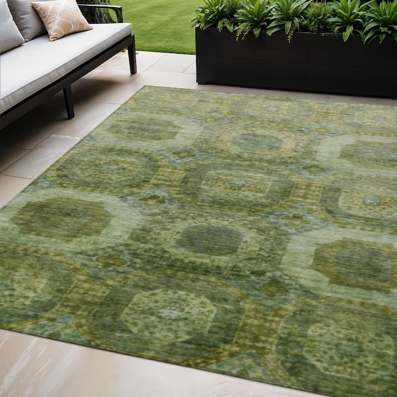 HomeRoots Medallion Transitional Rectangle Outdoor Rug - 5' X 8'