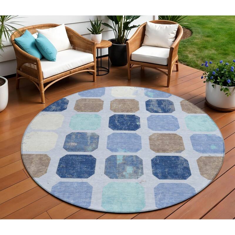 HomeRoots Geometric Transitional Rectangle Outdoor Rug - 8' Round