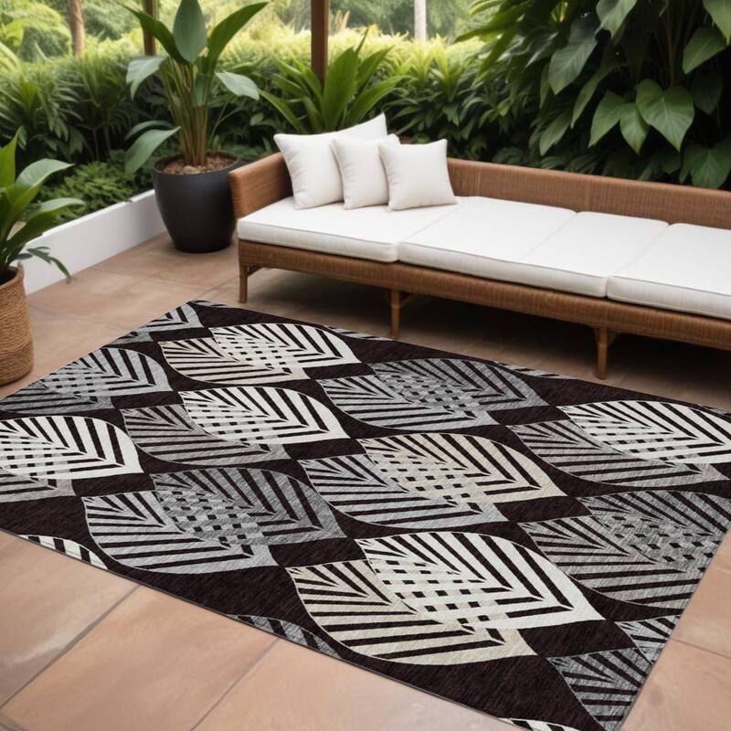 HomeRoots Floral Transitional Rectangle Outdoor Rug - 9' X 12'
