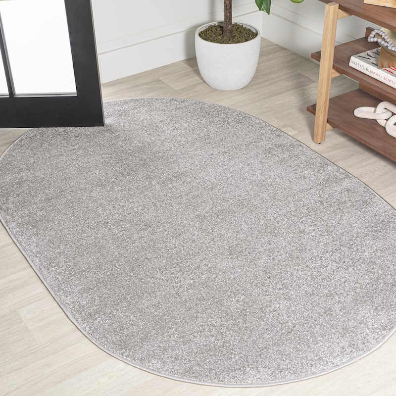 JONATHAN Y Tumbling Solid Low-Pile Area Rug - 6 X 9 Oval - Light Gray