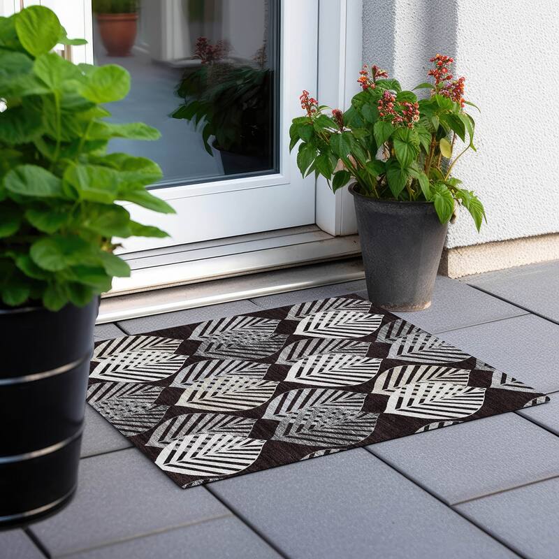 Machine Washable Indoor/ Outdoor Chantille Casual Palm Rug - Black - 1'8" x 2'6"
