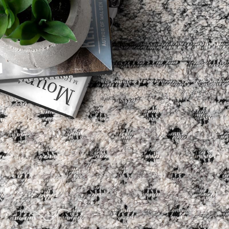 Nuloom Lira Textured Geometric Tassel Area Rug