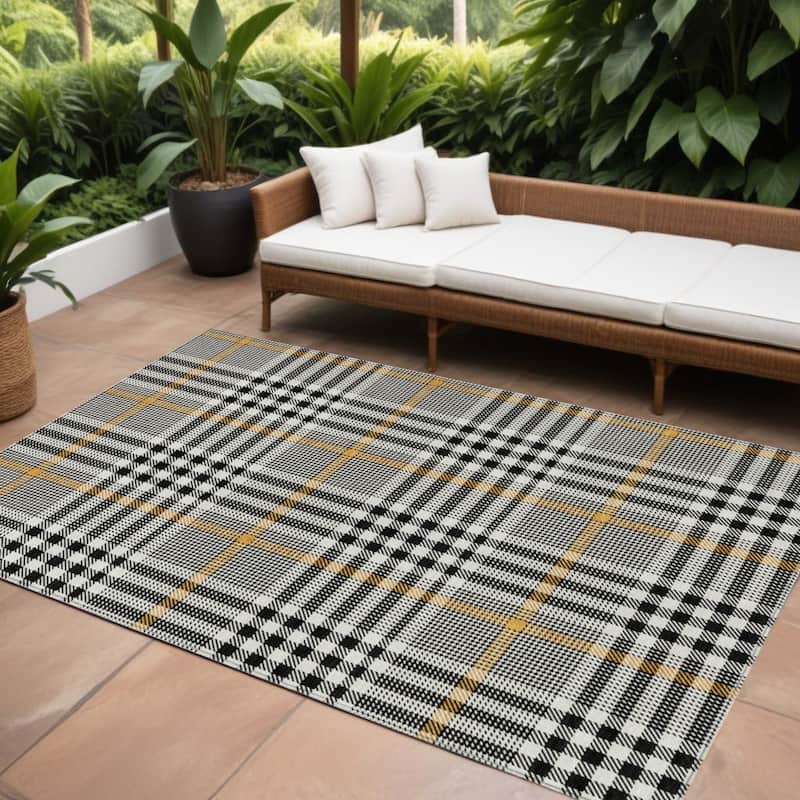 HomeRoots Plaid Transitional Rectangle Outdoor Rug - 8' X 10'