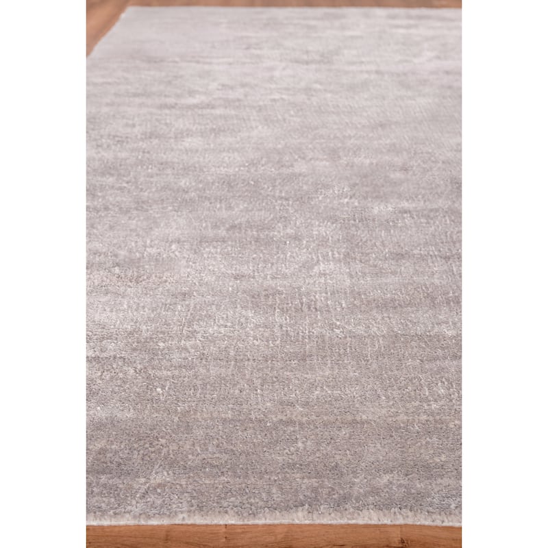 EXQUISITE RUGS Plush Hand-knotted Light Silver Area Rug.