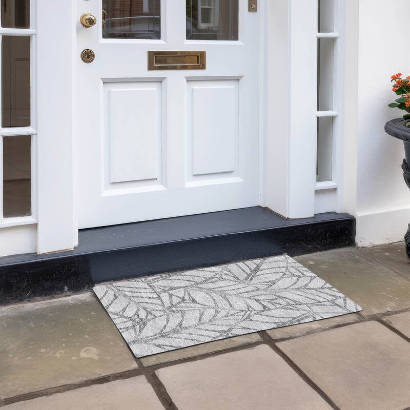 Machine Washable Indoor/ Outdoor Chantille Modern Palms Rug - Gray - 1'8" x 2'6"