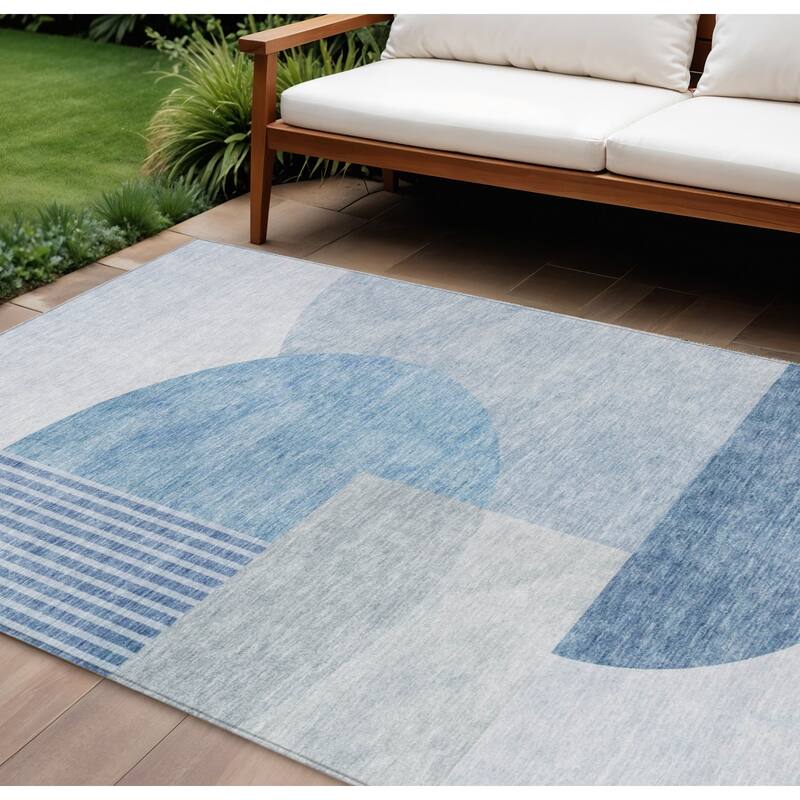 HomeRoots Geometric Transitional Rectangle Outdoor Rug - 8' X 10'