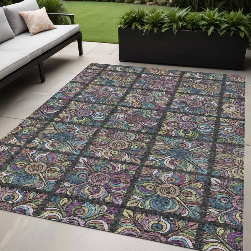 HomeRoots Medallion Transitional Rectangle Outdoor Rug - 5' X 8'