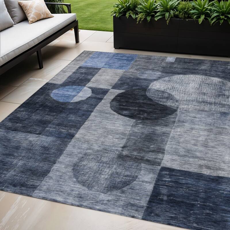 HomeRoots Geometric Transitional Rectangle Outdoor Rug - 5' X 8'