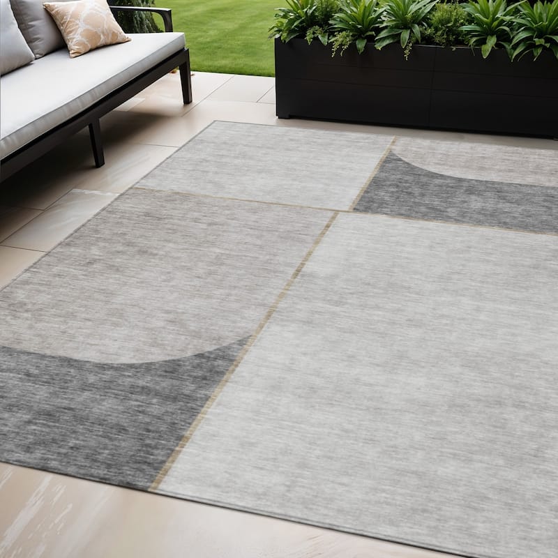 HomeRoots Abstract Transitional Rectangle Outdoor Rug - 5' X 8'