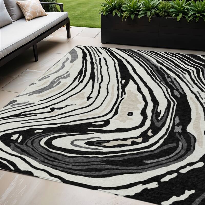 HomeRoots Abstract Transitional Rectangle Outdoor Rug - 5' X 8'