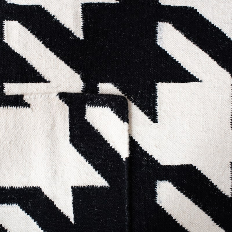 SAFAVIEH Hand-woven Moroccan Miladinka Reversible Dhurrie Hounds Tooth Reversible Dhurrie