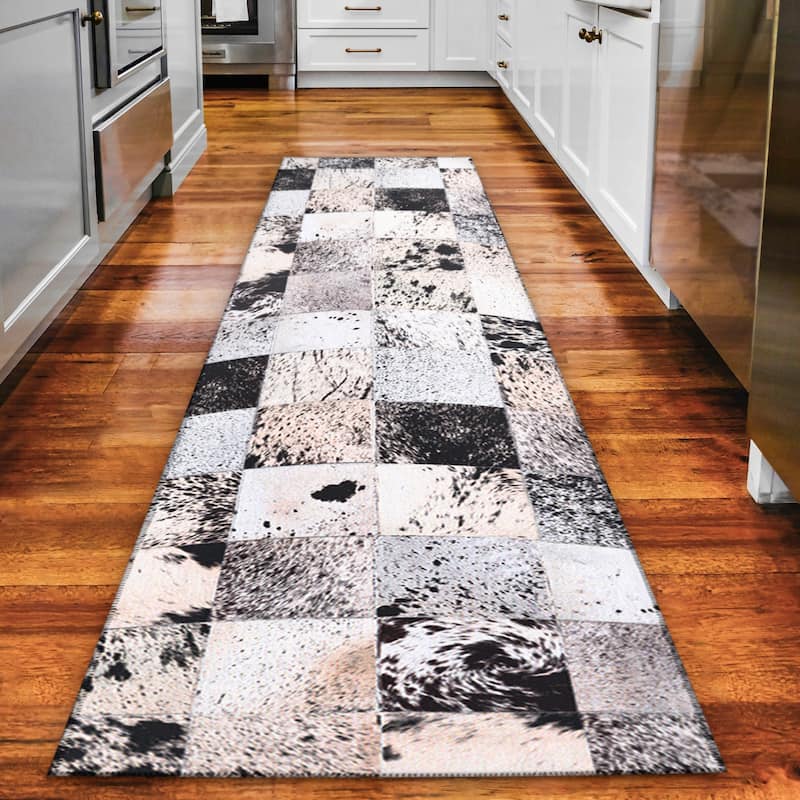 Indoor/ Outdoor Laredo Faux Hide Square Patchwork Washable Area Rug - 2'3" x 7'6" - Granite