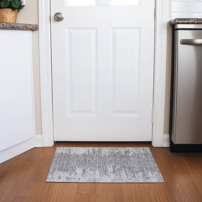 Machine Washable Indoor/ Outdoor Chantille Abstract Ombre Rug - Silver - 1'8" x 2'6"