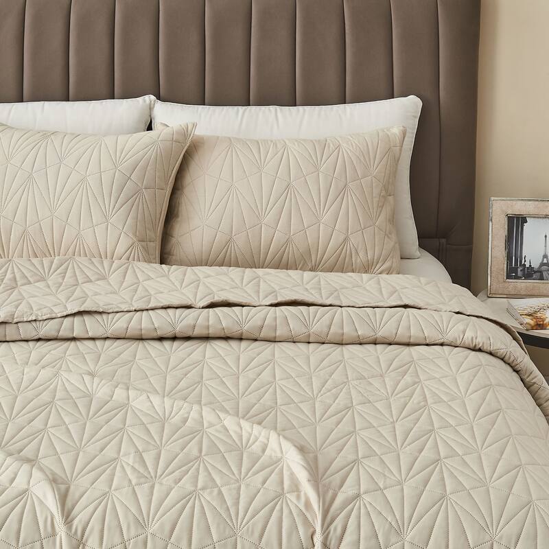 Premium Geometric Pinsonic Microfiber Quilt Set With Shams