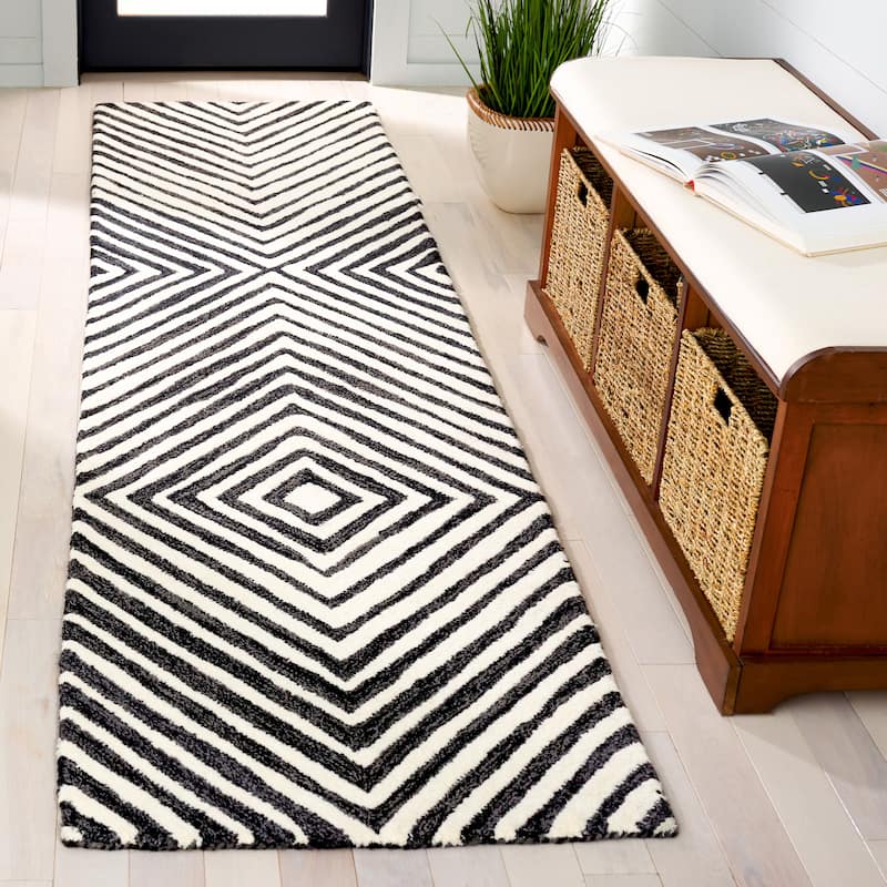 SAFAVIEH Handmade Ebony Nataliea Modern Wool Rug